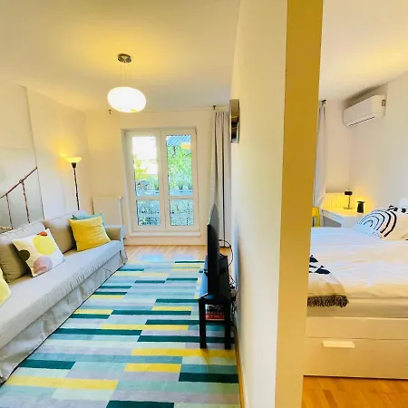 Peony Hollo - Free Garage Under The House * Budapeszt