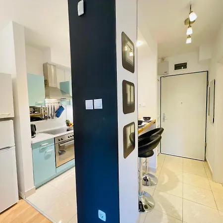 Peony Hollo - Free Garage Under The House *