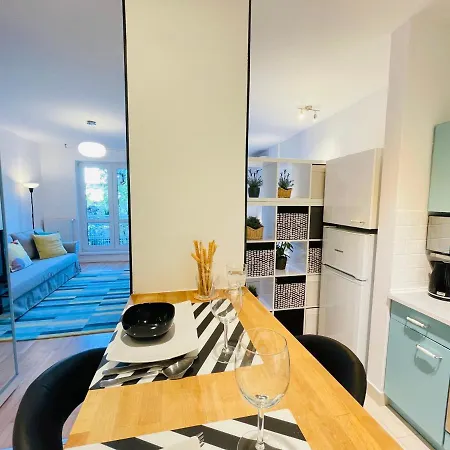 Peony Hollo - Free Garage Under The House Budapeszt