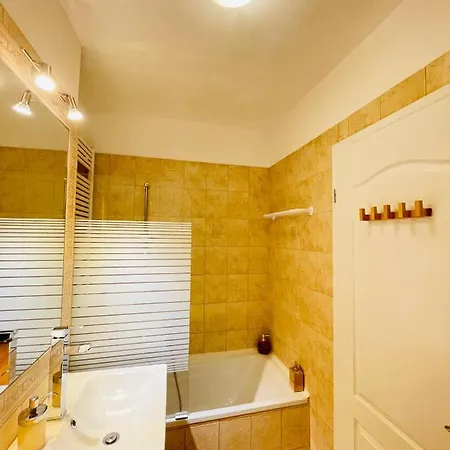 Apartament Peony Hollo - Free Garage Under The House