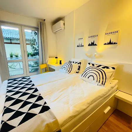 Peony Hollo - Free Garage Under The House * Budapeszt